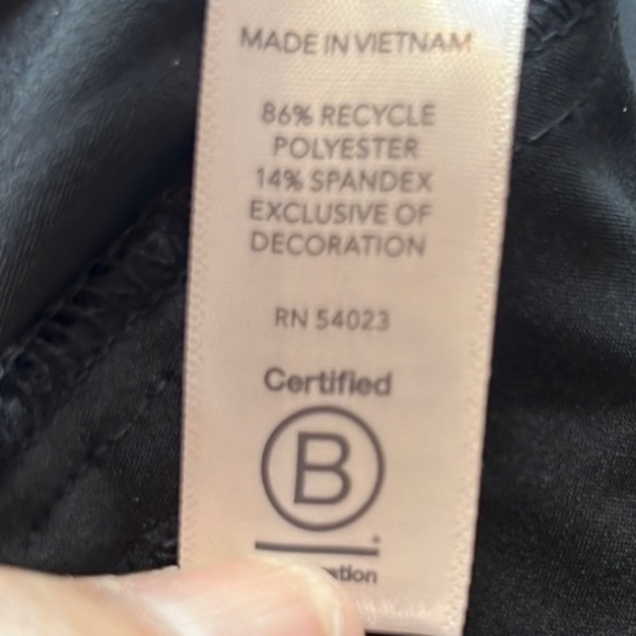 Athleta Black Shorts with 5 pockets, 3 zippered size 2 - Picture 12 of 12